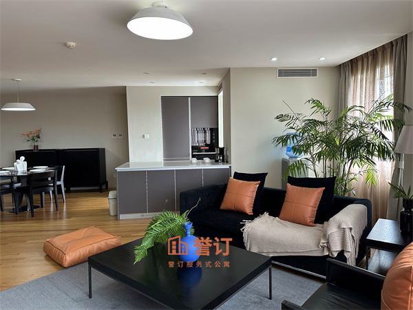 东环广场公寓北京租房｜东二环·东直门东环广场公寓带泳池的服务美居 135㎡两居，揭秘东二环的服务式公寓 在北京，居住的尽头从不是堆砌的面积，而是挣脱琐事束缚的「不操心」